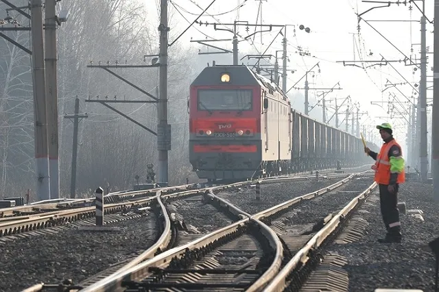 Под Екатеринбургом женщина потеряла сознание и упала на рельсы