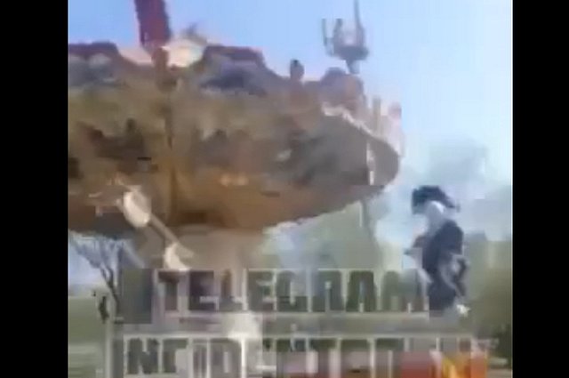 Пострадали 20 человек: в парке аттракционов рухнула карусель