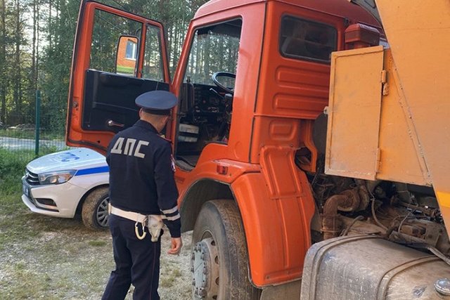 Под Екатеринбургом КАМАЗ сбил ребёнка