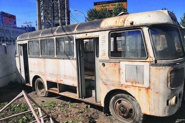 Екатеринбуржцы возмутились свалкой старых икарусов