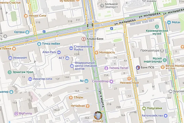 На место приехала реанимация: в центре Екатеринбурга произошло ДТП