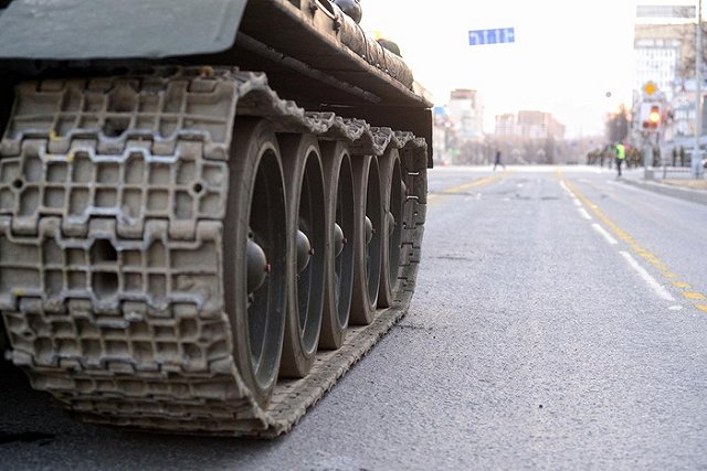 В Екатеринбурге БТР протаранил легковушку