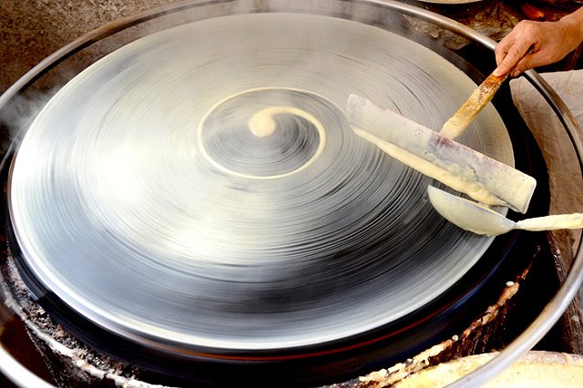 В Москве подгорел и порвался самый большой блин России