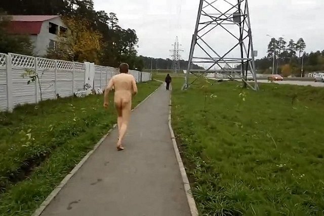 Голый мужчина успел пройти по Екатеринбургу несколько километров