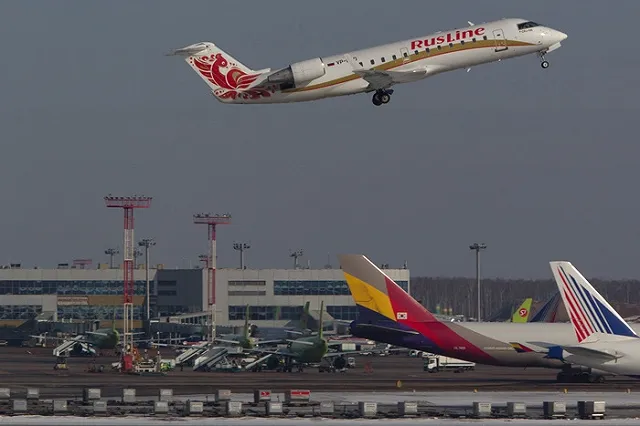 Из-за неблагоприятных метеоусловий почти на сутки задерживают рейс из Кольцово