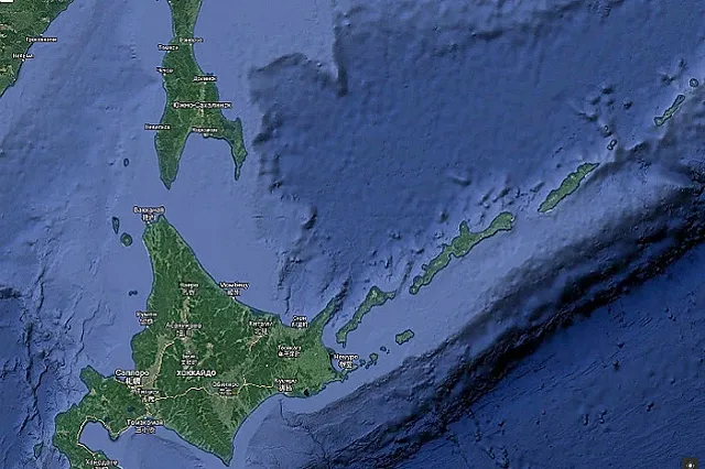 Премьер Японии пообещал не переселять россиян при передаче Курил