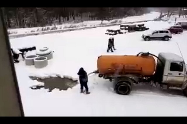 В Верхней Синячихе ассенизаторы устроили болото из фекалий и нечистот во дворе дома