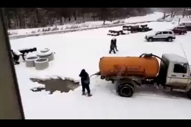 В Верхней Синячихе ассенизаторы устроили болото из фекалий и нечистот во дворе дома