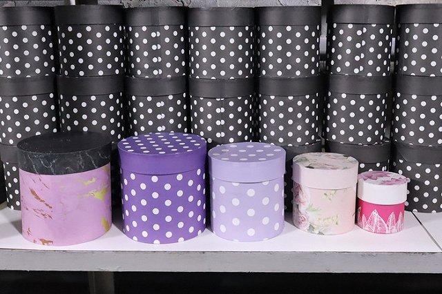 Осужденные свердловских колоний начали выпускать подарочные бумагу и коробки