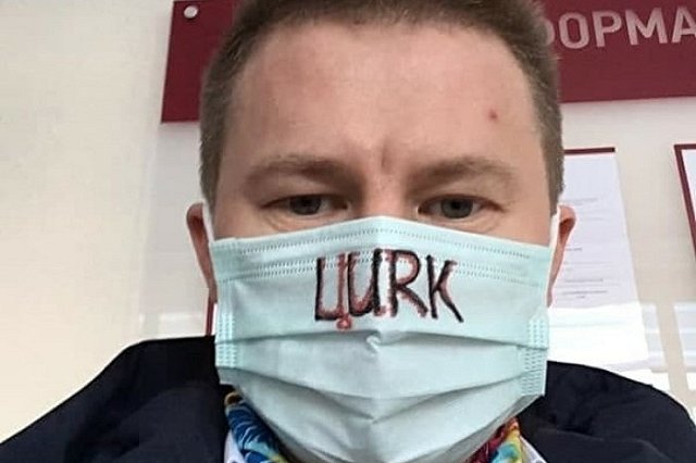 В Екатеринбурге судья потребовала наказать адвоката за маску с надписью «Цирк»