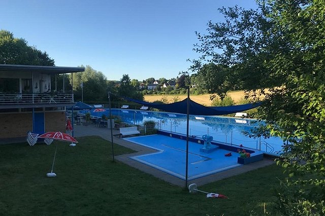 «Как в Турцию съездила». Екатеринбурженка — о муниципальном бассейне под открытым небом в Германии