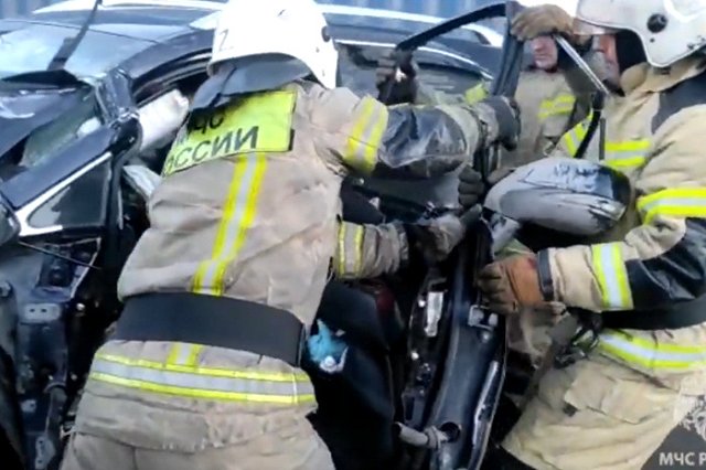 В Екатеринбурге водитель Lexus врезался в трактор на Артинской