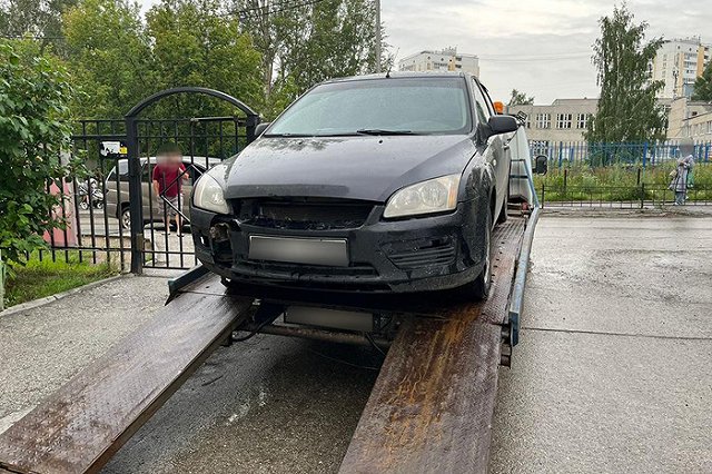 Екатеринбуржец пытался угнать машину с эвакуатора