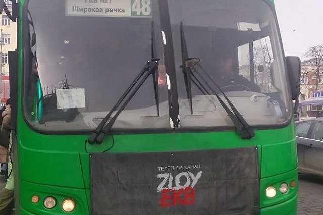 Мужчина спиной выпал в Екатеринбурге из салона автобуса на стоящий автомобиль