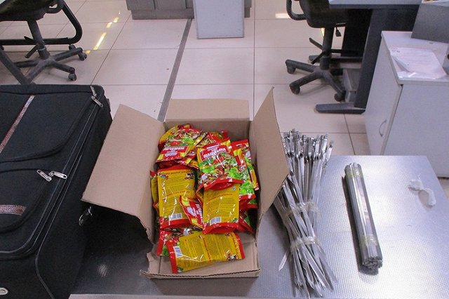 Пассажира с полным чемоданом шампуров и специй задержали по прилете в Кольцово