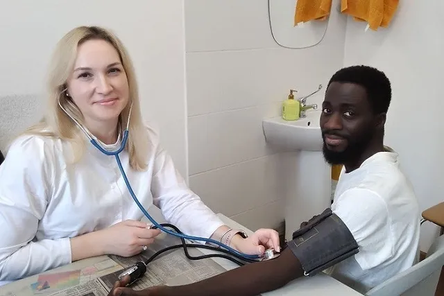Екатеринбургские врачи спасли будущего коллегу из Сенегала