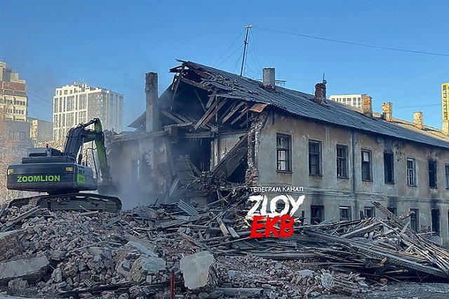 На Юго-Западе снесли большой заброшенный дом