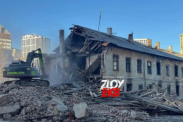 На Юго-Западе снесли большой заброшенный дом