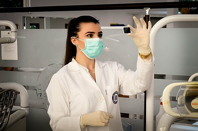 Свердловских медиков переоденут в униформу разных цветов