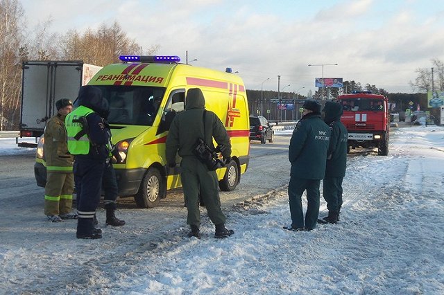 В Челябинске возле гипермаркета взорвался внедорожник