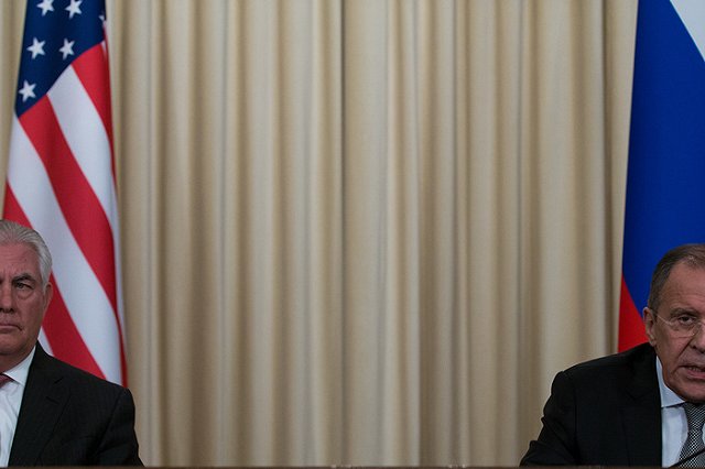 Лавров заявил Тиллерсону о неприемлемости снятия флагов России в США