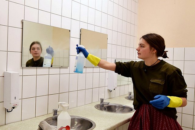 О тюменском нотариусе, заставившей клиентку мыть унитаз, написали СМИ Канады