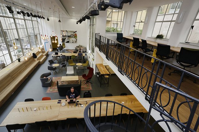 Россияне захотели нематериальных благ от работы