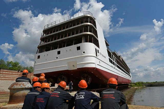 «Петр Великий»: первый российский круизный лайнер спустили на воду