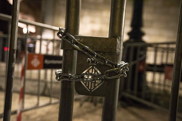 Многодетная мать-затворница подожгла дом и покончила с собой после побега детей