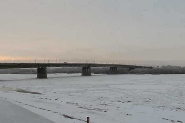 В омской больнице умерла женщина, упавшая накануне с моста в Иртыш