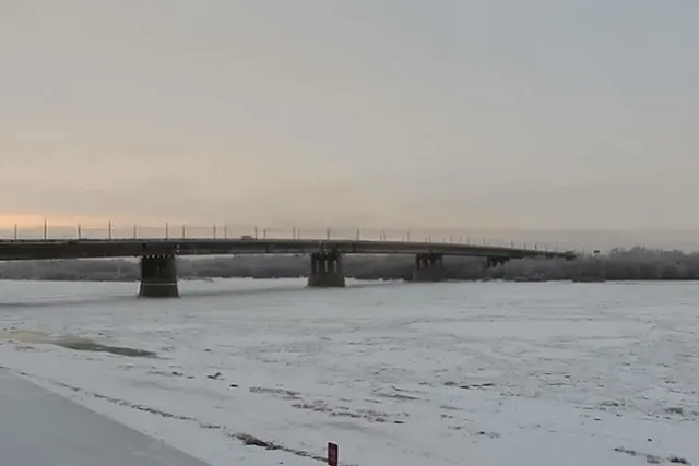 В омской больнице умерла женщина, упавшая накануне с моста в Иртыш