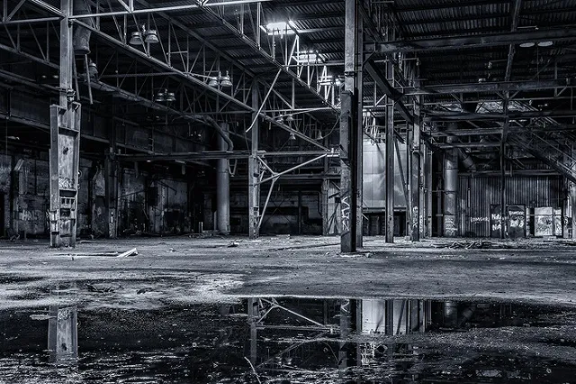 На свердловском заводе рабочего убило, засыпав горячим шламом