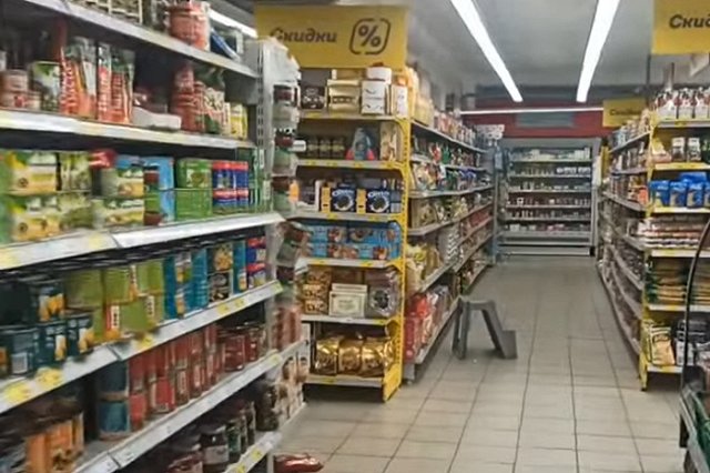 Екатеринбуржцы пожаловались на продавца, который залез с ногами в витрину с едой