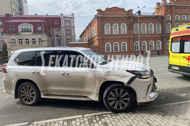 В центре Екатеринбурга Lexus с крутыми номерами сбил байкера
