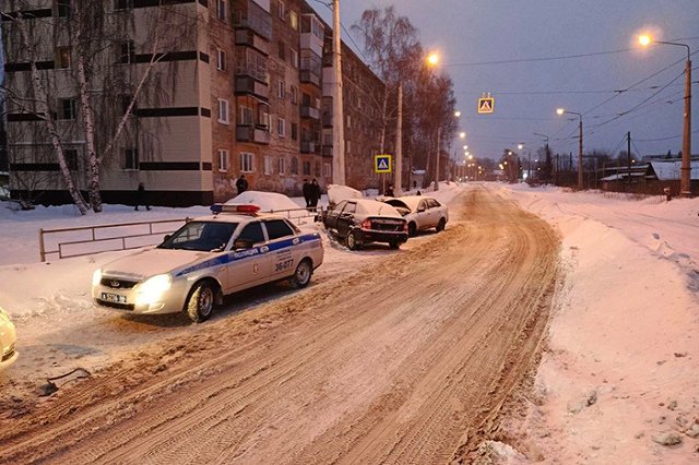 В Нижнем Тагиле водитель без прав лоб в лоб столкнулся с легковушкой