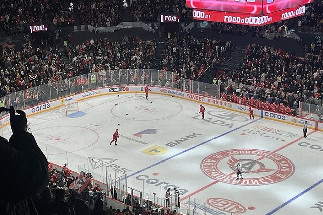 Десятки тысяч человек пытаются попасть на хоккейный матч в Екатеринбурге