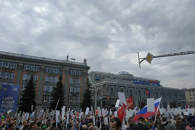 Жители Екатеринбурга пронесли на акции «Бессмертный полк» портреты родных, погибших в ходе СВО