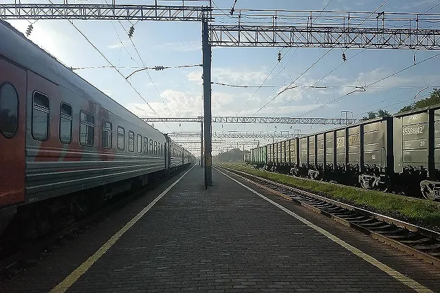 В Свердловской области грузовой поезд сошёл с рельсов и загорелся