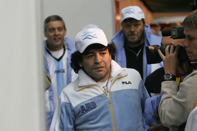 Диего Марадона появился в телеэфире в серьгах и с помадой на губах