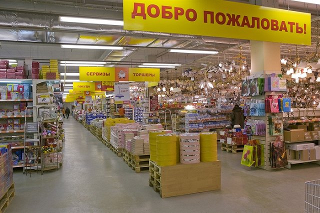 Сотрудницу магазина условно осудили за удержание покупательницы в морозилке