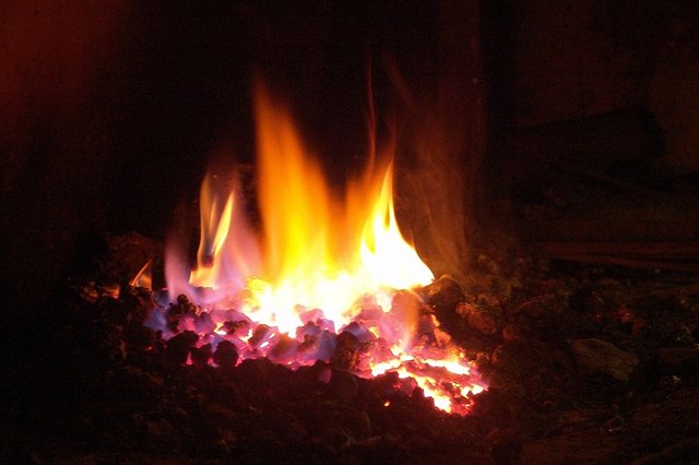 Уличный художник Тимофей Радя сжег свою работу