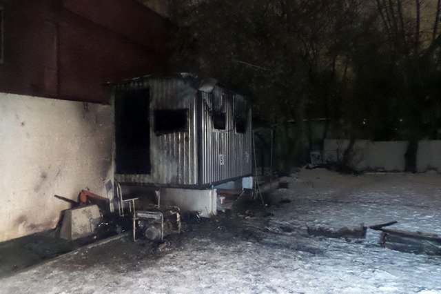 Женщина погибла при пожаре будки охранника на улице Первомайская