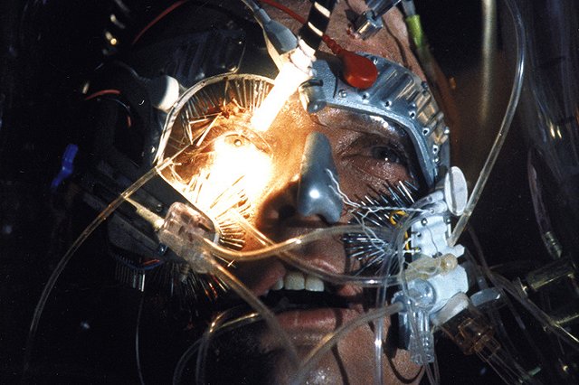 Российский экзоскелет испытают на человеке в январе