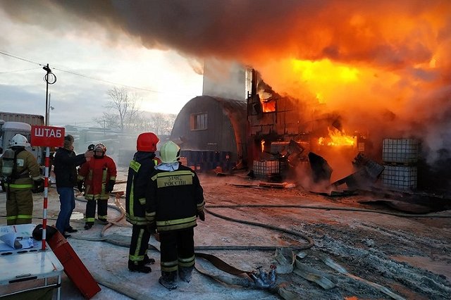 На Сортировке разрастается пожар в складских помещениях с большой горючей загрузкой