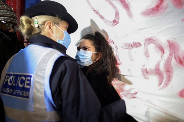 Столицу Британии захлестнули протесты после похищения и убийства полицейским молодой женщины