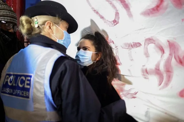 Столицу Британии захлестнули протесты после похищения и убийства полицейским молодой женщины