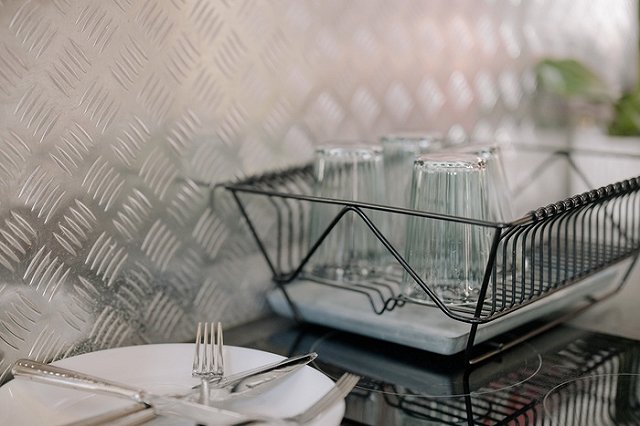 Семья из четырех человек найдена убитыми в запертой изнутри квартире в Подмосковье