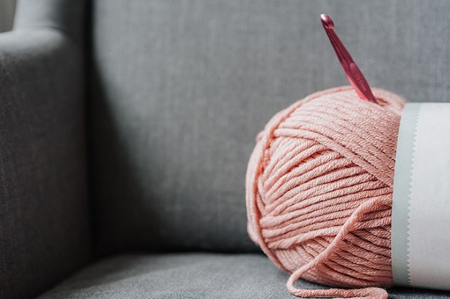 «Какие все привереды стали». Свердловчанке в хлебе от комбината «СМАК» попалась нитка