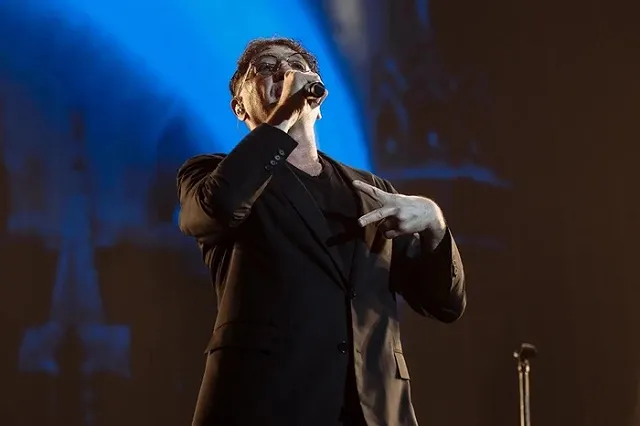 Григорий Лепс с охранниками жестоко избил мужчину у бара — видео