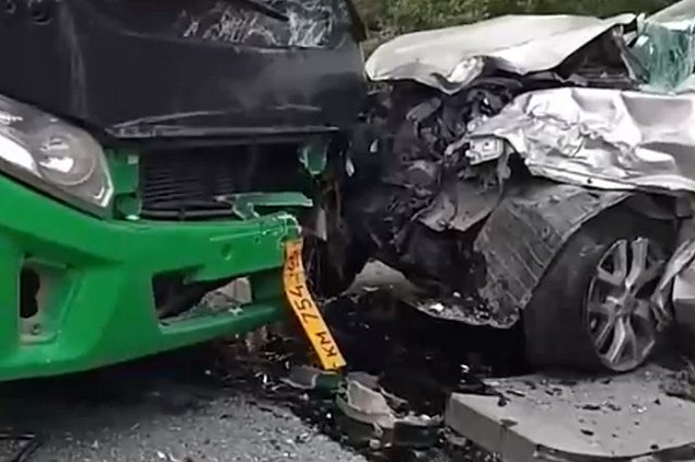 Пострадали 6 человек: на Сортировке автобус врезался в Nissan